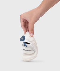 Tenis blanco con azul