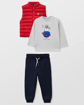 Conjunto de 3 Piezas: Chaleco Rojo, Camiseta Estampada y Pantalón Jogger